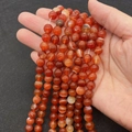 Perles rondes en agate cornaline rouge naturelle polie avec texture rayée unique - Série Brun Rougeâtre Rayée