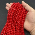 Perle di agata rossa sfaccettate e lucide per la creazione di gioielli fai-da-te in mano - Diaspro Rosso