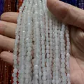 Nahaufnahme von halbtransparenten Natursteinperlen für DIY-Schmuckherstellung - 4mm 93 Stk./Strang 7g / Weißer Stein