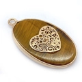 Gedetailleerde weergave van een ovale tijgeroog hanger met gouden hart filigraan inleg - Tijgeroog met Gouden Hart Stijl (4)