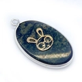 Pendente ovale in lapislazzuli con cornice d'argento e motivo a coniglio in filo dorato - Diaspro Blu Nero con Stile Coniglio Oro (6)