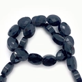 Macro-opname van gefacetteerde ovale zwarte natuursteen kralen met gepolijst oppervlak - 6x8mm (22 Stuks/Streng) / Obsidiaan