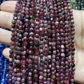 Makroaufnahme von facettierten dunkelroten Rhodolith-Edelsteinperlen für DIY-Halsketten - 4mm 93 Stk./Strang 7g / Granat