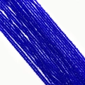 Detalle macro de cuentas de vidrio facetado azul oscuro de 2mm para joyería y collares - Azul Zafiro