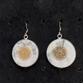 Böhmische Silberohrringe mit weißem Marmorstein und goldenem Lebensbaum-Charm - Mandala-Blumenmuster