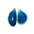 Macro-opname van onregelmatige blauwe natuurlijke agaatplakjes met kristallen randen voor sieraden - Blauw