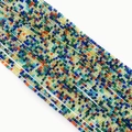 Primer plano de cuentas de espinela de vidrio facetado de 2-3mm para joyería artesanal - Mezcla Multicolor