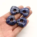 Nahaufnahme der herzförmigen blauen Sodalith Natursteinanhänger für DIY-Schmuck - 30mm / Blaupunktstein