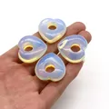 Vier herzförmige Opalit-Anhänger mit irisierendem, milchig weißem Glanz für DIY - 30mm / Opal