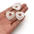 Herzförmige Anhänger aus poliertem rosa Quarz, die zur Größenanzeige gehalten werden - 30mm / Weiß Kristall