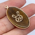 Tijgeroog steen ovale hanger met gouden metalen rand en schattig cartoon konijn - Tijgeroog Konijnenpatroon