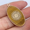 Ovale tijgeroog hanger met roségouden rand en verfijnd metalen bloemenpatroon in reliëf - Tijgeroog Bloemenpatroon