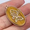 Ovale tijgeroog hanger met gouden goudvis filigraan en metalen rand voor sieraden - Tijgeroog Vispatroon