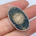 Ovalen natuurstenen hanger met groene textuur en goudkleurig filigraan in zilveren rand - Musoogsteen Bloemenpatroon