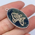 Groene natuursteen hanger met gouden koi-inleg en zilveren frame details - Musoogsteen Vispatroon
