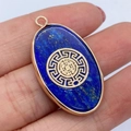 Lapis lazuli ovale stenen hanger met gouden metalen rand en Grieks sleutelontwerp - Lapis Lazuli Rond Patroon