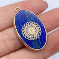 Lapis lazuli steen ovale hanger met verguld zonnestraal detail en rustieke metalen ring - Lapis Lazuli Bloemenpatroon