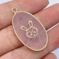 Ovale hanger van rozenkwarts met gouden rand en konijntje ingelegd op de roze steen - Rozenkwarts Konijnenpatroon
