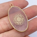 Roze kwarts ovale hanger met gouden kantpatroon en metalen rand voor een ketting - Rozenkwarts Bloemenpatroon