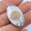 Ovale witte turquoise hanger met goudkleurig inlegwerk en verzilverde metalen rand - Witte Turkoois Rond Patroon