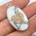 Ovale hanger van wit turkoois met gouden hart filigraan en zilveren metalen rand - Witte Turkoois Hartpatroon