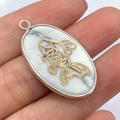 Witte turquoise ovale hanger met gouden koi-inleg en zilveren metalen randafwerking - Witte Turkoois Vispatroon