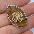 Ovale natuurstenen hanger met zilveren rand en gouden meander-motief op vingers - Gouden Zijde Jade Rond Patroon