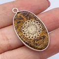 Ovale houtnerfsteen hanger met gouden mandala-overlay en zilveren zetting - Gouden Zijde Jade Bloemenpatroon