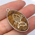 Ovale zilveren hanger met bruine natuursteen en gouden koi-vis detail versiering - Gouden Zijde Jade Vispatroon