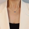 Minimalistische Evil Eye Halskette in Goldoptik, getragen von einem Model im Anzug - 40+5CM Verlängerungskette / Gold