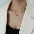 Elegante silberne Halskette mit Infinity-Schleifen-Anhänger an einem Model getragen - Stahlfarbenes Schleifen-Design (P432)