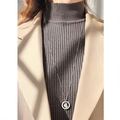 Lange zilveren ketting met hart hanger Luck gedragen op een bruine trui - 70+5cm / Staal kleur Hart Stijl (M041)