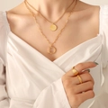 Collar de doble capa chapado en oro de 18K con colgante Good Luck y letra D dorada - Collar de Doble Capa Dorado