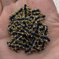Catena dorata con perline di cristallo blu scuro sfaccettate e piccoli dettagli d'oro - 3x6mm, 10m/pezzo / Blu Profondo (N. 5)
