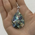 Pendentif en forme de goutte d'eau en nacre d'abalone avec mosaïque irisée - Style Goutte d'Eau