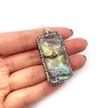 Détail du pendentif rectangulaire en nacre d'abalone avec bordure en cristaux brillants - Rectangulaire / 23x44mm