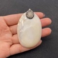 Anhänger aus natürlicher Perlmuttmuschel mit grauem Stein und Kristalldetails - Grauer Edelstein (4883421241971) / US 5
