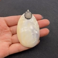 Colgante de piedra de concha natural irregular con incrustación y cierre de metal - US 6