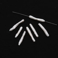 Macrofoto van witte natuurlijke zoetwaterbarokparels met boorgaten voor DIY-sieraden - Recht Gat