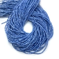 Dettaglio macro di perline di conchiglia blu da 2mm per gioielli fai-da-te e collane - Blu