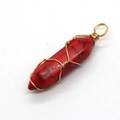 Colgante de cristal hexagonal rojo con hilo dorado y patrón estilo turquesa - Howlita Roja