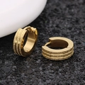 Pendientes huggie dorados de acero inoxidable con triple textura esmerilada elegante - Huggie esmerilado de doble línea / Paquete de 1 Pieza / Dorado