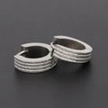 Silberne Edelstahl-Ohrringe mit drei parallelen mattierten Sandstrukturen für Herren - Silberner Dreifach Mattierter Linien-Huggie (Style-22)