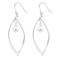 Elegante geometrische titanium stalen oorbellen met witte parels en gedraaid bladframe - Staalkleur met Kunstparel
