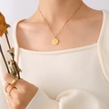 Élégant collier en acier inoxydable doré PVD avec pendentif pièce portrait abstrait - Or