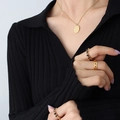 Collana con ciondolo a rosa sbalzata in oro e set di anelli con pietre preziose nere - Collana con Pendente Ovale Rosa Dorata