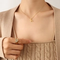 Collar dorado de acero de titanio con colgante 'h' y anillo de corazón damero - 40+5cm / Dorado