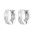 Pendientes de aro en acero inoxidable pulido con acabado esmerilado y ranura decorativa - Huggie arenado con ranura central / Paquete de 1 Pieza / Color acero