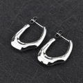 Orecchini a cerchio a U in acciaio al titanio color argento lucido con design geometrico - Argento Irregolare