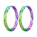 Detail van regenboogkleurige roestvrijstalen oorringen met bamboe getextureerd motief - 8mm / 1 Stuk / Vierkant Patroon Veelkleurig